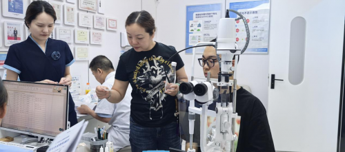 1800度一键清零，ICL晶体植入为何成高度近视党“天菜”？爱成眼科助你清晰视界